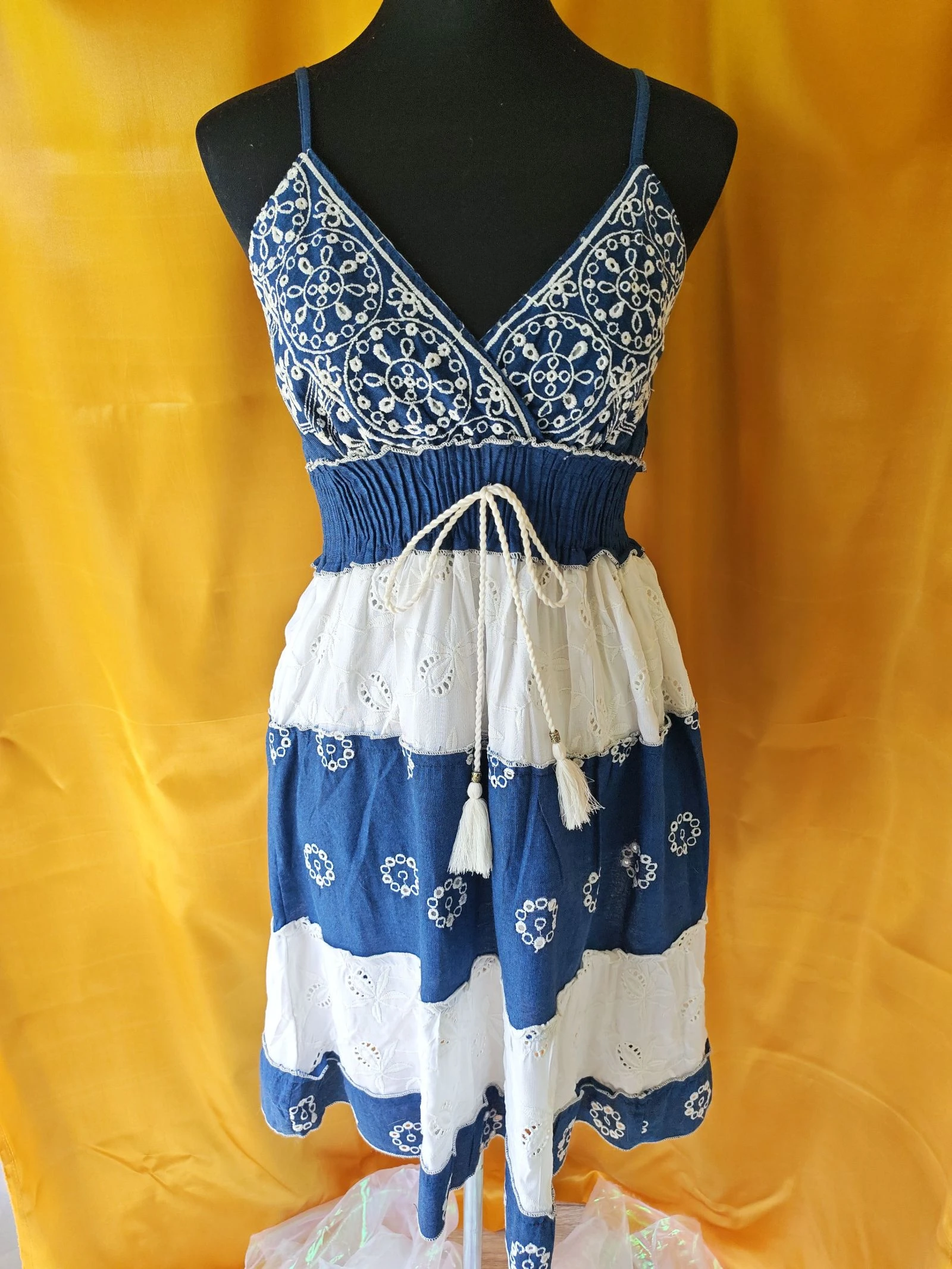 Vestido azul y blanco con bordados  – photo 2
